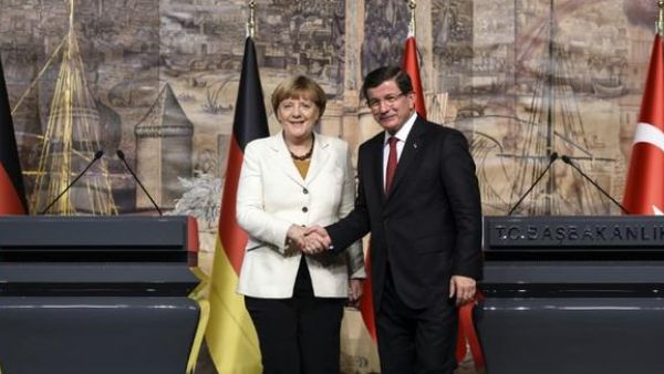 German Chancellor Angela Merkel (L) shakes hand with Turkish Prime Minister Ahmet Davutoglu after their meeting on October 18, 2015. (AFP/Bulent Kilic) German Chancellor Angela Merkel (L) shakes hand with Turkish Prime Minister Ahmet Davutoglu after their meeting on October 18, 2015. (AFP/Bulent Kilic)