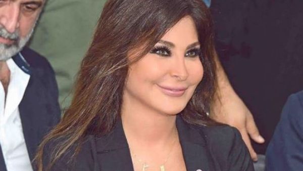 الفنّانة إليسا أثناء حضورها لحفل الحملة الوطنية للتوعية بسرطان الثدي