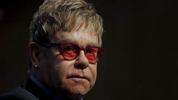 حارسه الشخصي يتهم إلتون جون بالتحرش الجنسي