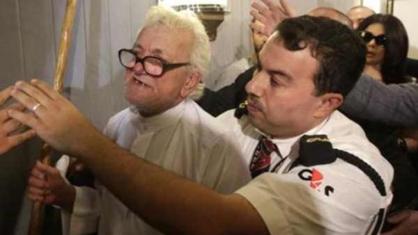 عجوز يعتدي بـ(عكازه ) على هيفاء! 