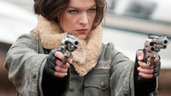 مشهد من فيلم (الشر المقيم)