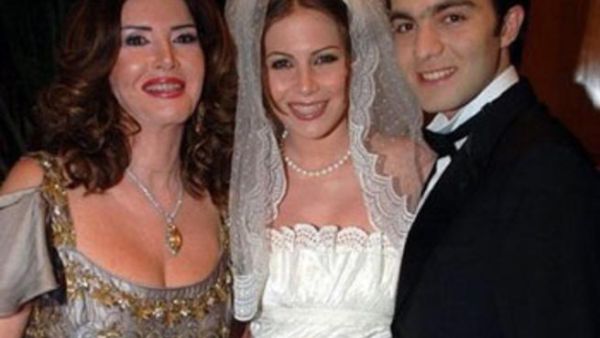 شريف رمزي ومنة فهمي الى جانب والدتها ميرفت أمين