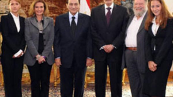 يسرا الى جانب الرئيس حسني مبارك