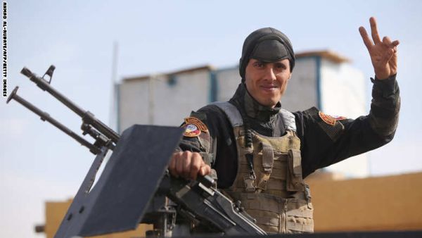 جندي يرفع شارة النصر