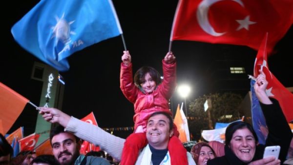 حزب اردوغان يستعيد الاكثرية المطلقة في البرلمان التركي
