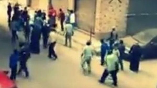 رجل يعتدي على زوجته بالضرب