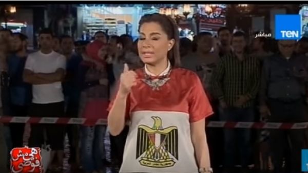 رجل مصري يقبل زوجته امام الكاميرات