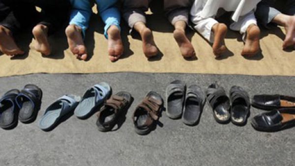 لص يسرق أحذية المصلين أثناء تأدية صلاة الفجر..فيديو