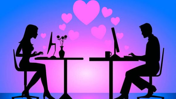 فتوى في علاقة الرجل والمرأة عبر الفيسبوك 