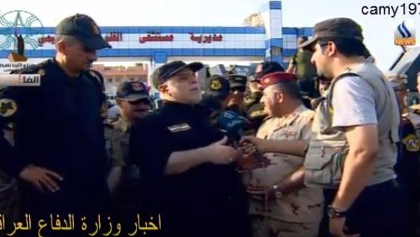 القائد العام للقوات المسلحة الدكتور حيدر العبادي يرفع العلم العراقي وسط الفلوجة
