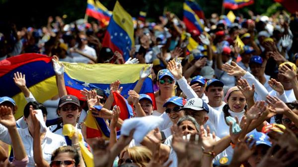 يطالب المتظاهرون بإجراء انتخابات جديدة وعزل الرئيس الاشتراكي مادورو