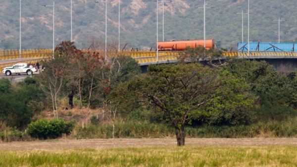 الجيش الفنزويلي يقطع جسرا مع كولومبيا لمنع قافلة أمريكية