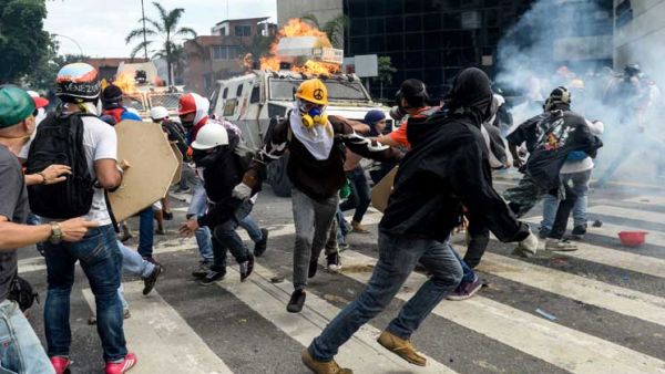 صدامات بين الشرطة والطلبة المتظاهرين في فنزويلا
