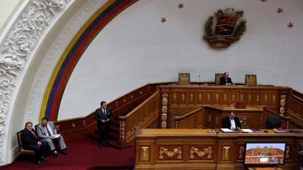 أعضاء في "الجمعية التأسيسية" في فنزويلا يقتحمون قاعة الكونغرس