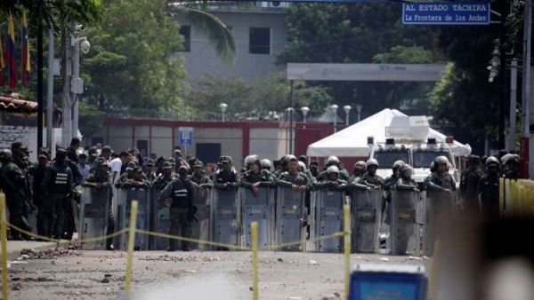 دبلوماسيون كولومبيون يضطرون لمغادرة فنزويلا سيرا على الأقدام