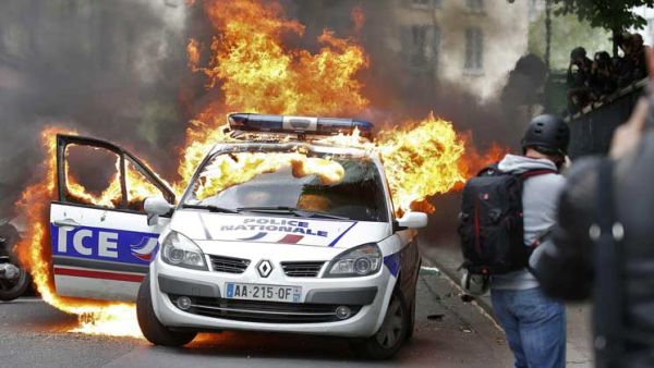 اتهام أمريكي في اطار التحقيق بإحراق سيارة للشرطة الفرنسية في باريس