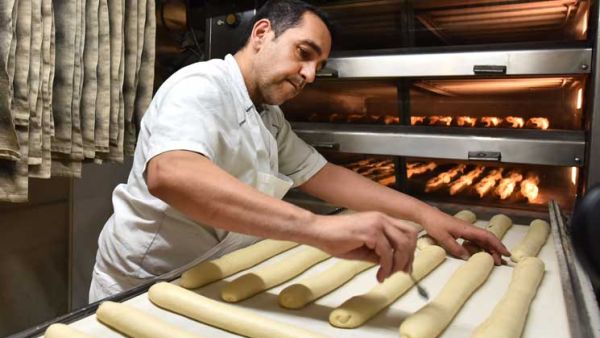 الإليزيه يختار تونسيًّا لصناعة خبز الرئيس الفرنسي