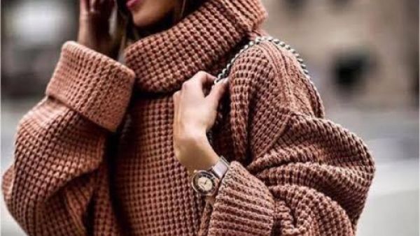 البلوفر التريكو لإطلالة متحررة وجريئة وإحساساً بالدفء والراحة