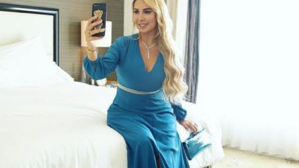 اختارت جويل ماردينيان فستان أزرق طويل بأكمام كاملة يتميز بحزام بالكريستال