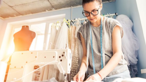 اختاري القطع الأساسيّة من الملابس الَّتي تُصمِّمينها