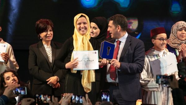 تتويج الطالبة فاطمة الزهراء بطلة تحدي القراءة في المغرب!