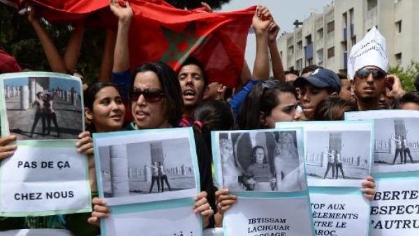 1500 مغربي احتجوا على "فيمن" و"انتشار الرذيلة" أمام سفارة فرنسا 
