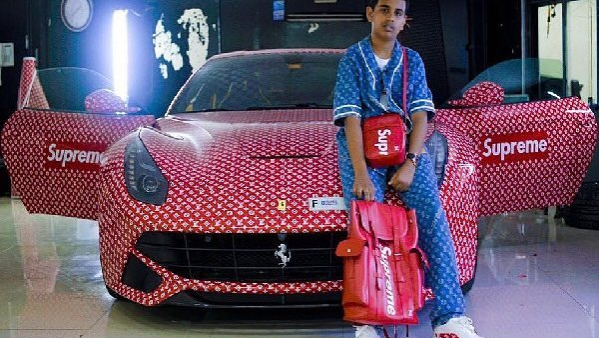 راشد سيف أحمد أمام سيارته الجديدة
