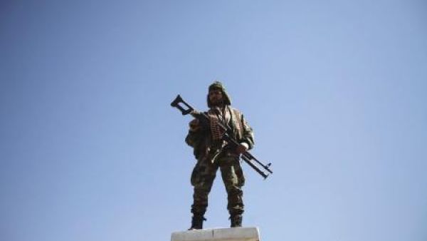 مقاتل حوثي يحمل سلاحه في صنعاء
