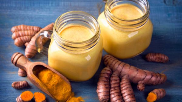يعمل مشروب الكركم على طرد السموم إلى الخارج (shutterstock.com)