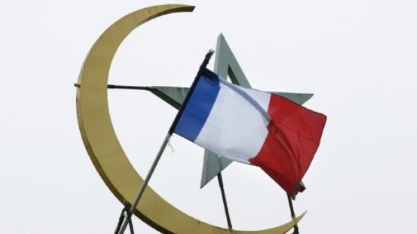 علم فرنسي فوق الجامع الكبير في باريس
