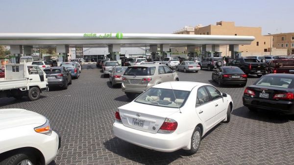 Drivers queue up to fill their tanks with fuel at a petrol station in Kuwait City on the eve of increased petrol prices on August 31, 2016. (Yasser Al Zayyat/ AFP)