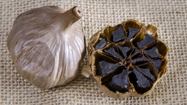 يساعد الثوم الأسود على منع الجلطات وخفض الحرارة
