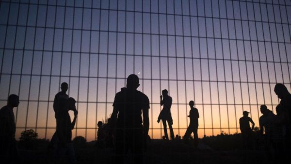 Israeli soldiers and Palestinian protestors clash at the border fence between Israel and the Gaza Strip on October 15, 2015.  (AFP/Mohammed Abed)
