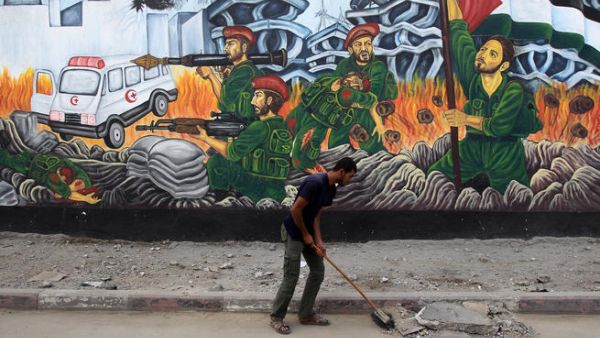 عامل يقوم بتنظيف احد شوارع غزة/أ.ف.ب