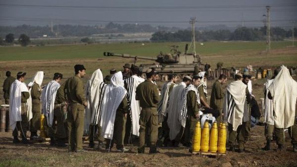 جنود اسرائيليون يؤدون صلاة صباحية/الاربعاء/على مشارف غزة/أ.ف.ب