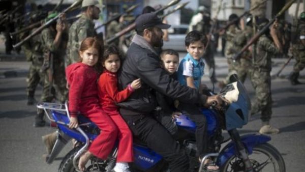 عائلة غزية تتنقل على دراجة/أ.ف.ب