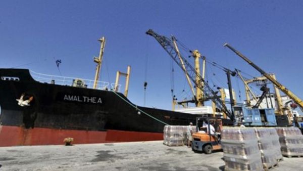 السفينة الليبية اثناء تحميل المساعدات/أ.ف.ب