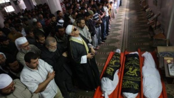 فلسطينييون يصلون على جثامين شهداء قضوا بغارات إسرائيلية في غزة