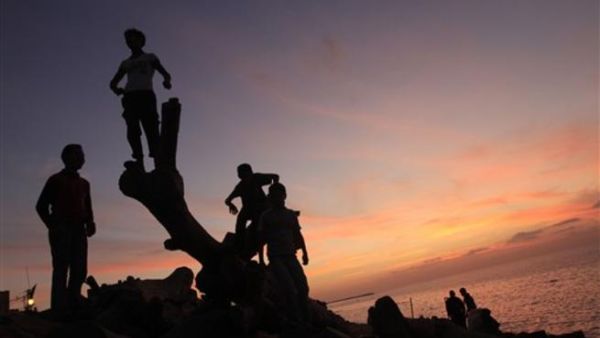 أطفال في غزة يلهون فوق الدمار/أرشيف 