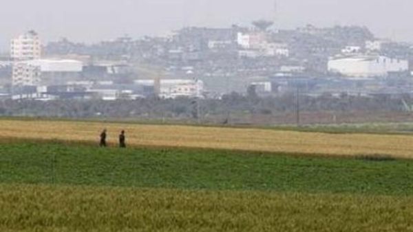 جنديان اسرائيليان يسيران بمحاذاة الحدود مع قطاع غزة
