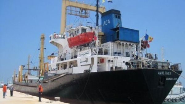 سفينة الامل في ميناء العريش
