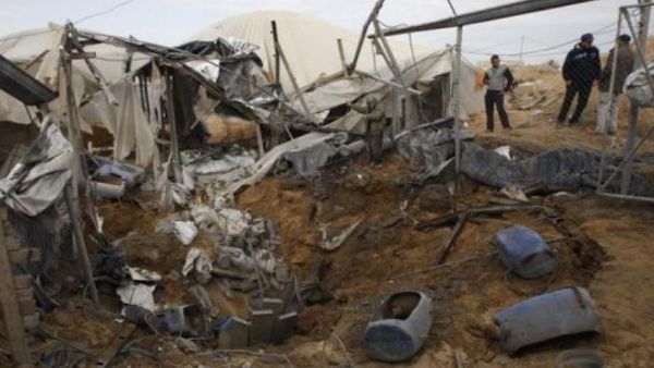 من اثار الغارات الاسرائيلية على غزة