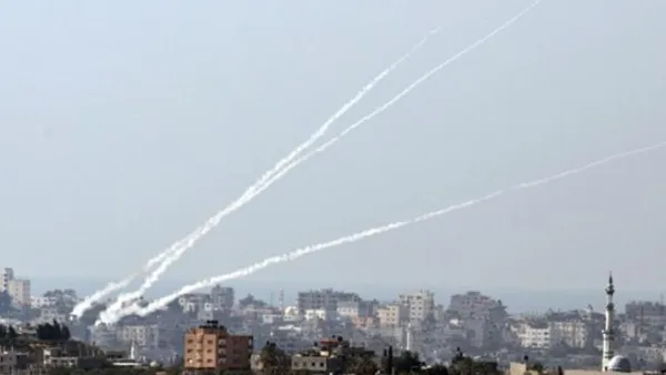 دخان ينطلق من مواقع اطلاق صواريخ فلسطينية على اسرائيل/أ.ف.ب