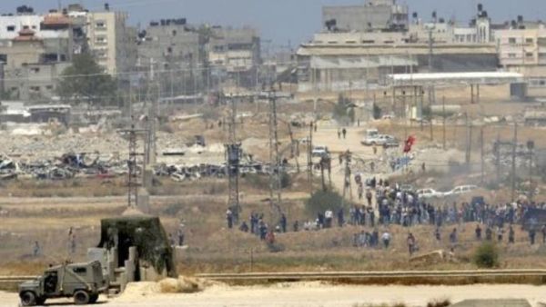 القوات الاسرائيلية تحرس جهتها على الحدود مع قطاع غزة فيما يتظاهر فلسطينيون في الجهة الاخرى