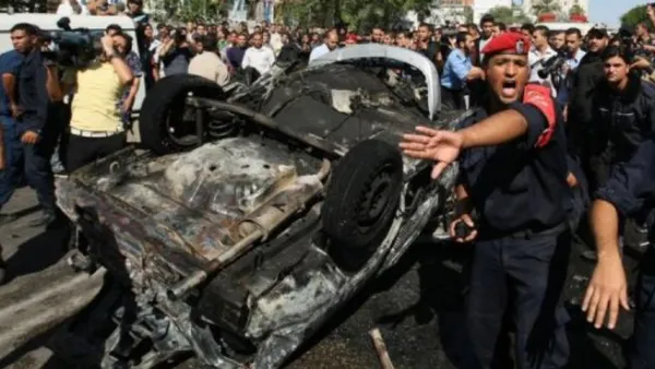 سيارة محترقة جراء القصف الإسرائيلي على غزة