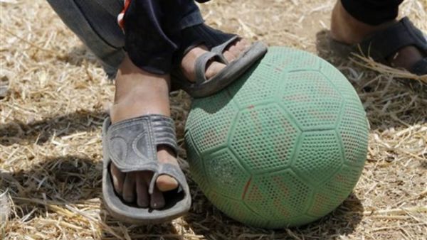اطفال غزيون يلعبون كرة قدم/أ.ف.ب/أرشيف