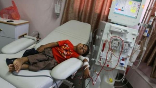 طفل فلسطيني في غرفة غسل الكلى في احد مستشفيات الاطفال في غزة
