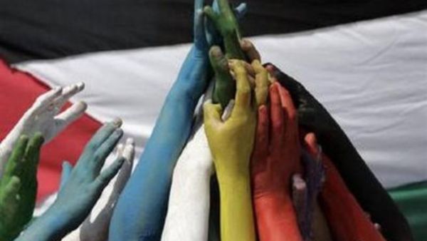 طلبة مدارس في لبنان يرفعون ايديهم الملونة بالوان علم فلسطين