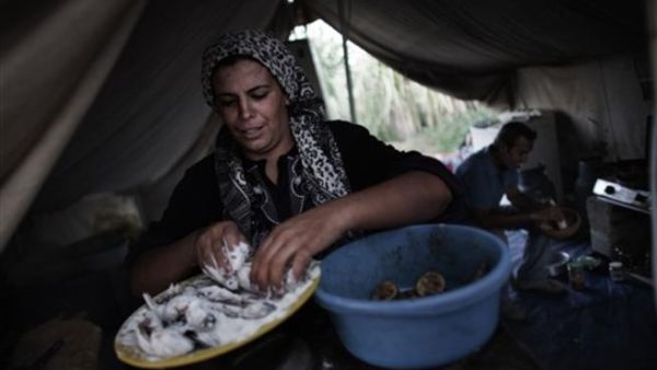 غزية تعد طعام الافطار لعائلتها في غزة في اليوم الاخير من رمضان/أ.ف.ب