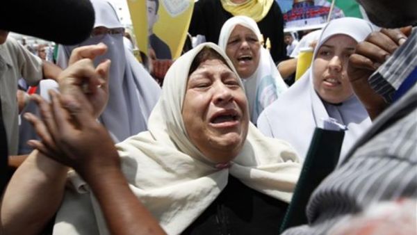 امرأة غزية تشكو الحصار خلال زيارة عمرو موسى للقطاع/أ.ف.ب